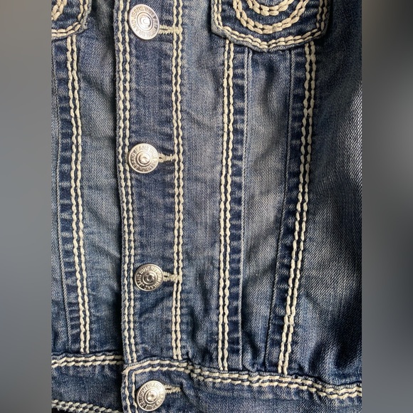 True Religion jean jacket. Classic white stitching. Distressed, blue size small - Picture 10 of 11